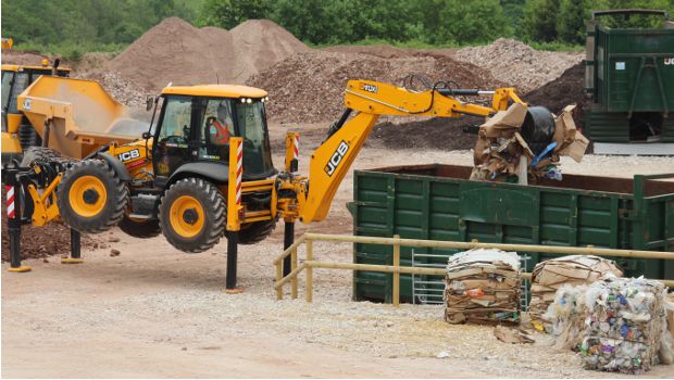 Ifat: JCB présente un 4CX dédié