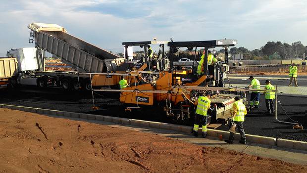 Moba participe à la reconstruction d'une route à Valence