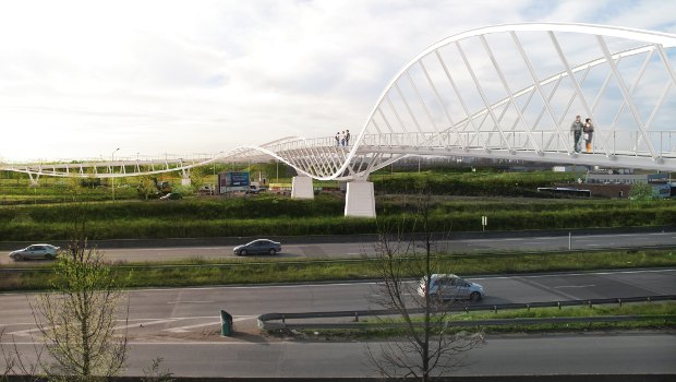 Val-de-Marne : la passerelle de la Tegeval enjambe la RN 406