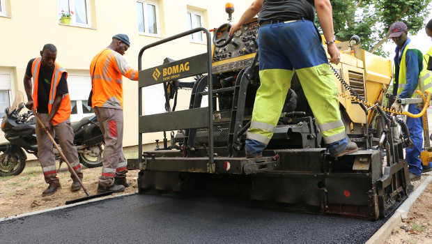 Palaiseau : Un mini-finisseur Bomag de FFS à l'action