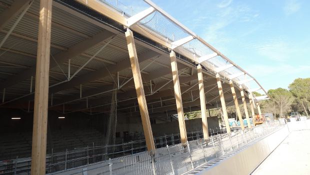 Bois, inox et foamglass pour le centre aquatique de Venelles 