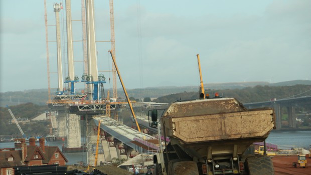 Ecosse : des grues Liebherr hissent le pont Forth à plus de 200 m de haut