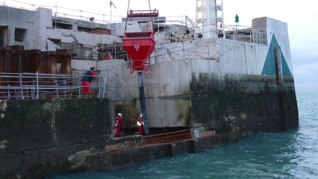 Cemex renforce une digue au port du Havre