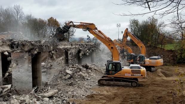 Andernach : des machines Case démolissent un pont