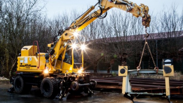 Atlas présente une pelle rail-route avec châssis à écartement variable