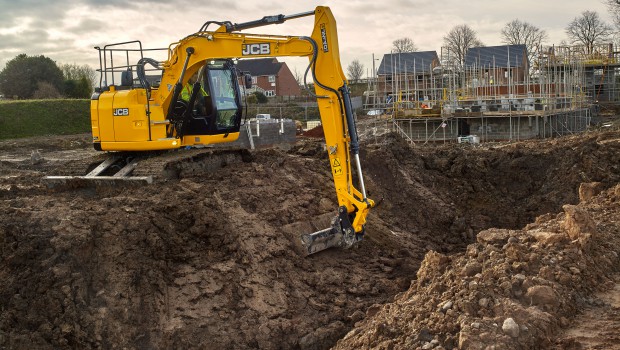 JCB améliore sa pelle à zéro déport arrière JZ140