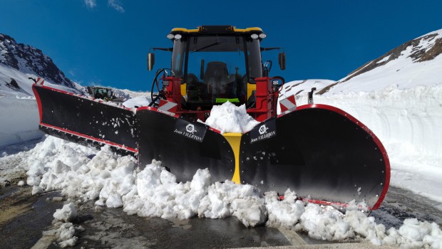 Villeton sort le Fastrac Snow avec JCB