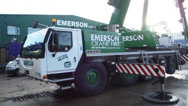 Emerson Crane Hire roule avec Magna Tyres