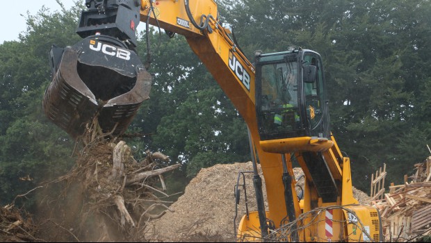 Pour Bois Services, rien ne remplace la pelle industrielle