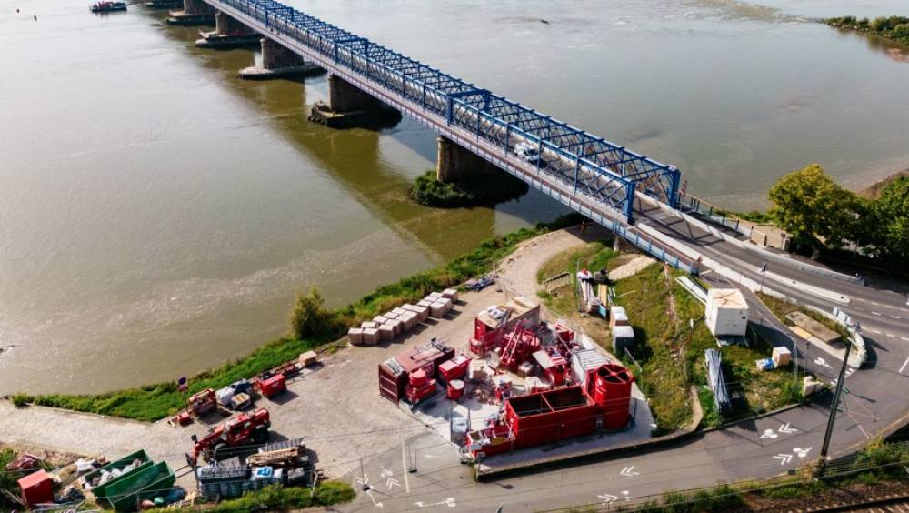 Le pont de Mauves-sur-Loire droit dans ses piles