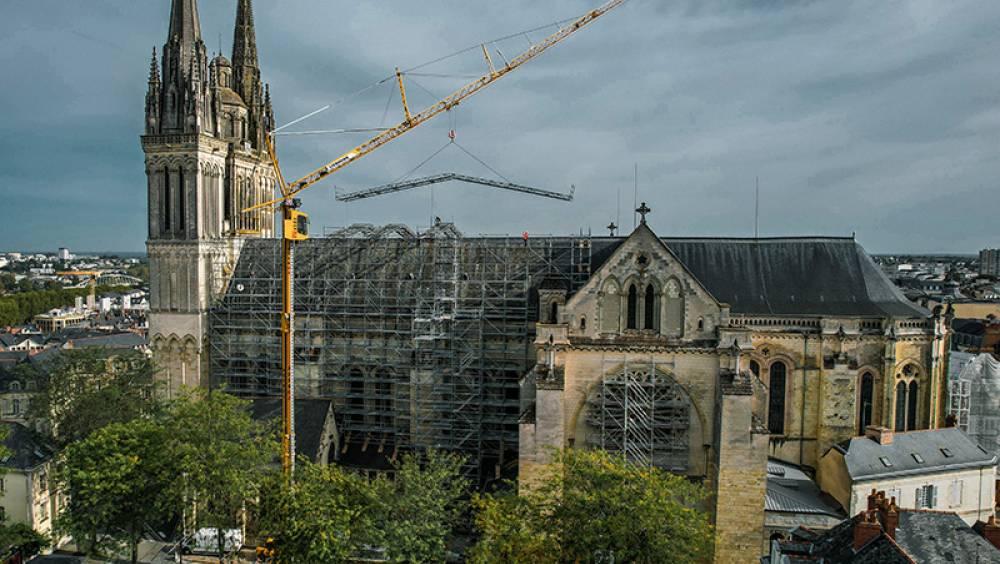 Liebherr sécurise la cathédrale d'Angers