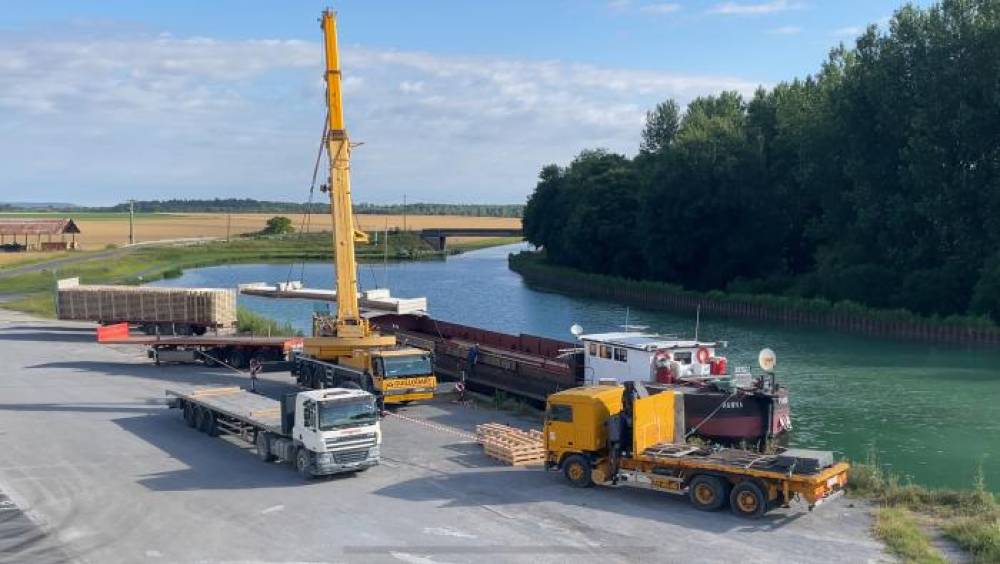 Canal Seine-Nord Europe : Capremib livre ses dalles de ponts par péniche