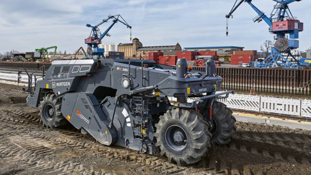 Dans le port de Dresde, il y a un Wirtgen WRC 240i Rock Crusher