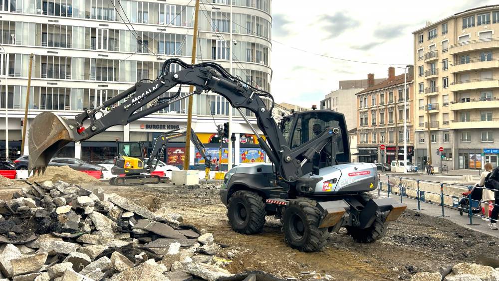 Roger Martin teste une Mecalac électrique avec Total Energies