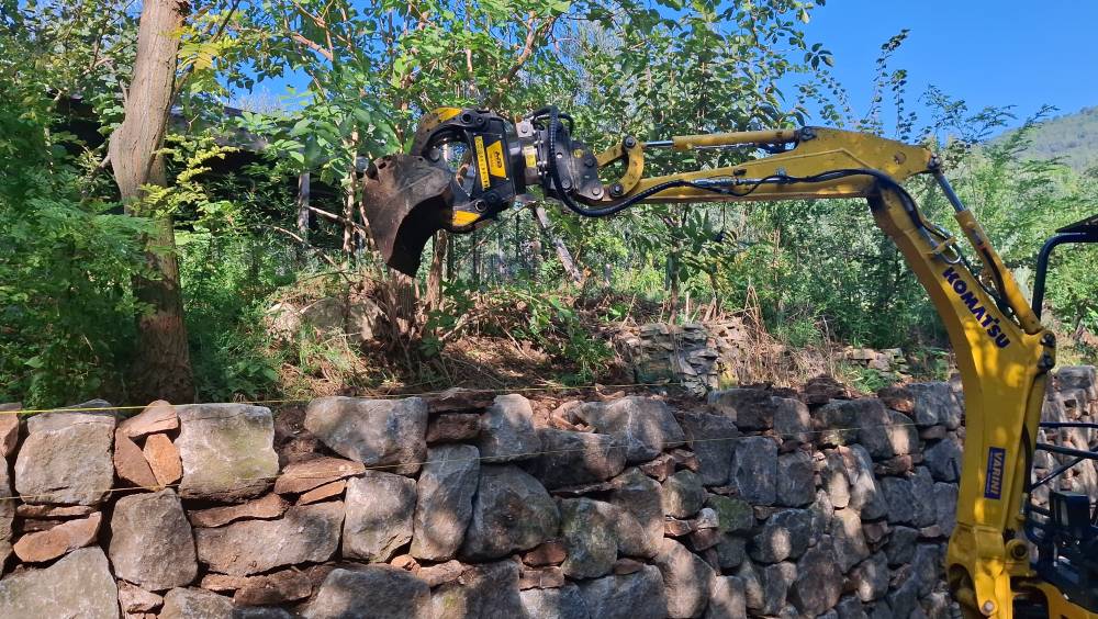 Construire des murs en pierre sèche avec MB Crusher