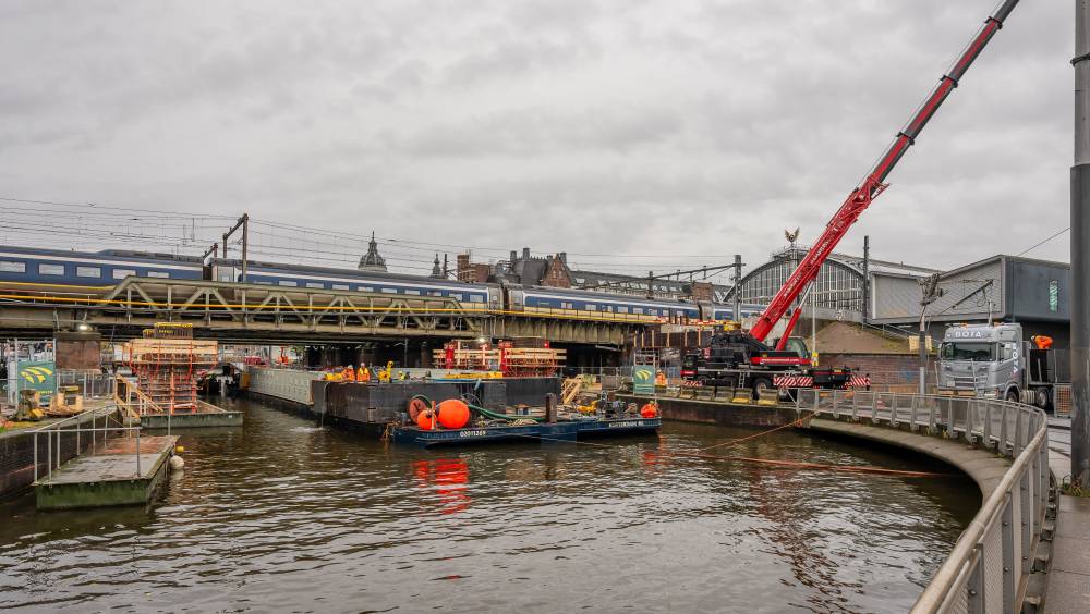 Mammoet remplace 5 ponts à la gare centrale d'Amsterdam