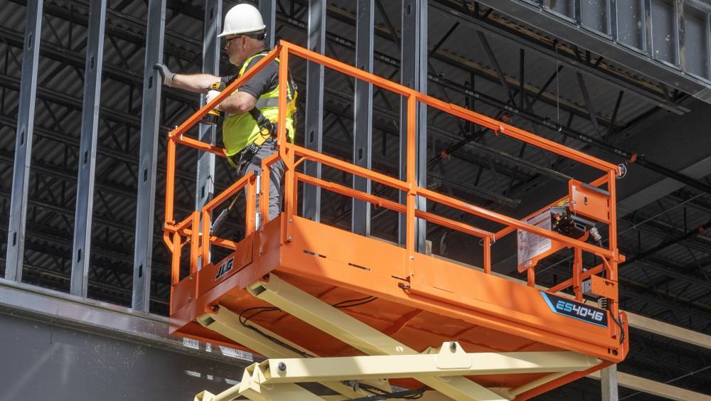 JLG met à jour ses nacelles à ciseaux électriques et  nacelles élévatrices verticales