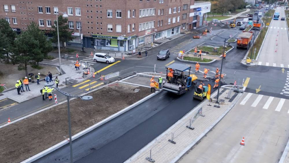 Colas teste le prototype de finisseur électrique ABG Ammann