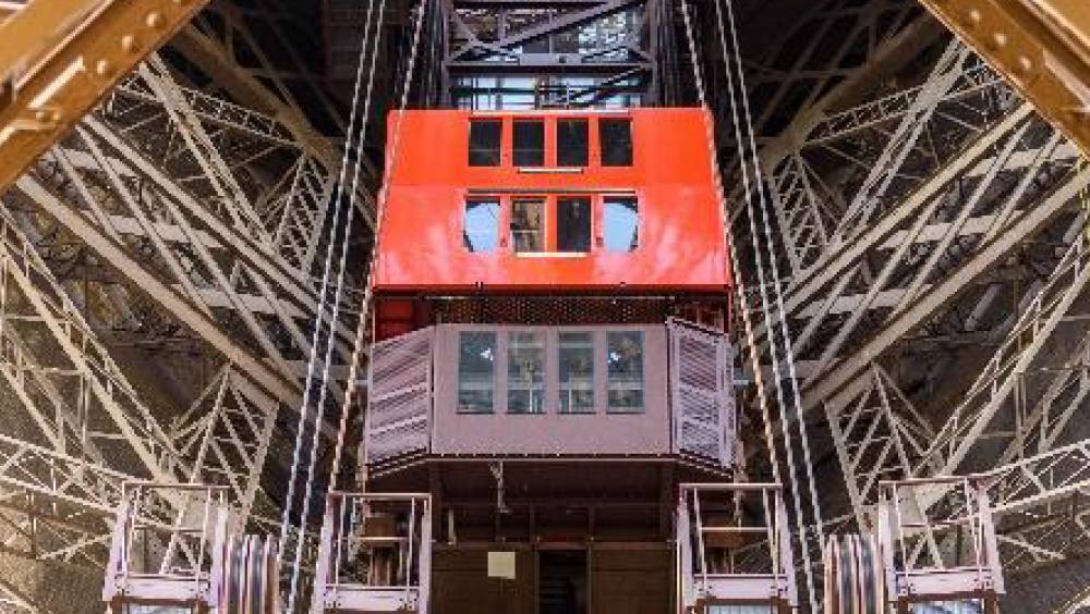 L'ascenseur Nord de la tour Eiffel refait à neuf