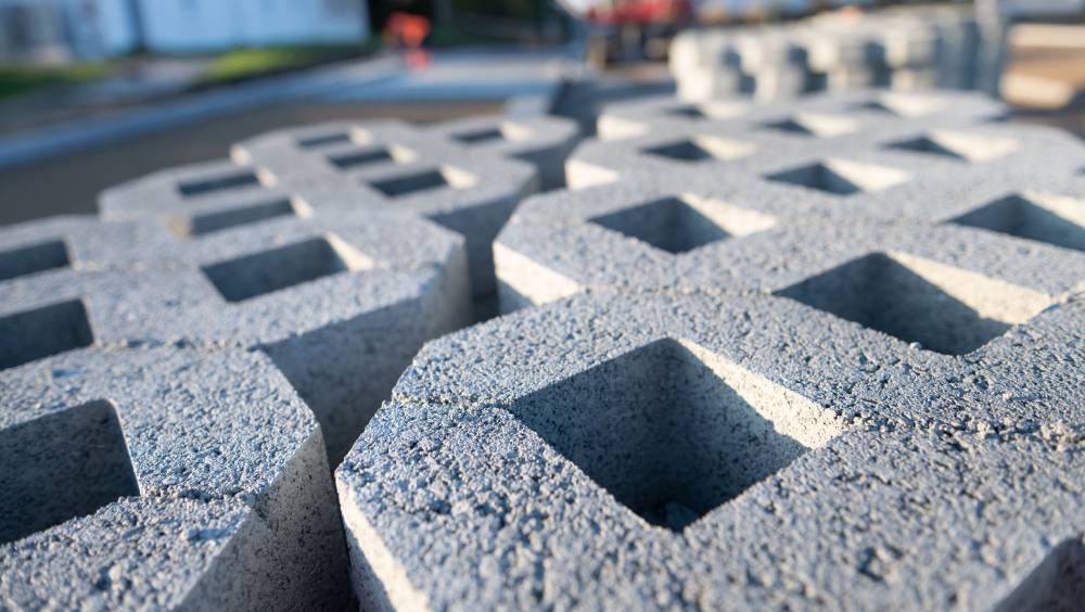 Des dalles à engazonner en béton pour Saint-Julien-des-Landes