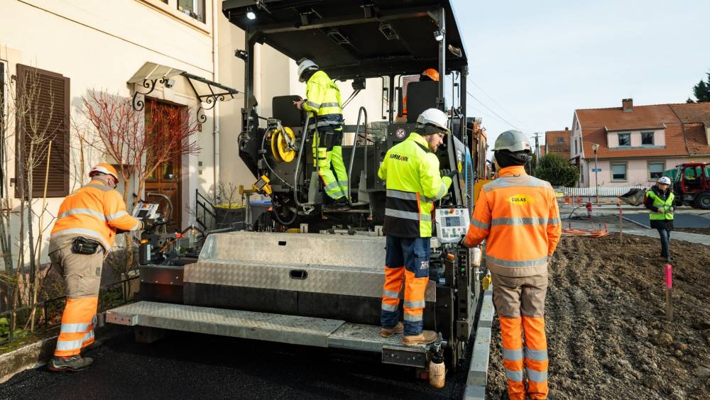 Colas teste des finisseurs électriques ABG d'Ammann à Strasbourg